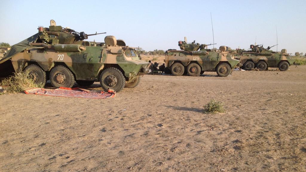 Des véhicules blindés de l'armée tchadienne positionnés à Fotokol, à la frontière camerounaise, se dirigent vers Gamboru au Nigeria, à 500 mètres de là, dimanche 1er février.
