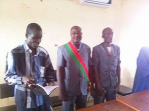Rigobert Nassa (au milieu) maire de Sabcé  après l’achèvement de la désignation des membres de l’exécutif local