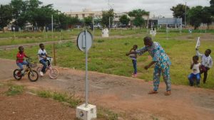 Des enfants apprenant à circuler sous le regard d’un moniteur