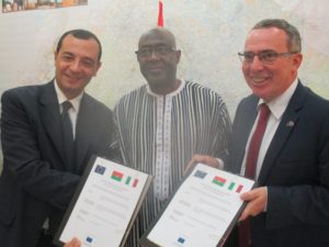 L’ambassadeur d’Italie (à G), le ministre de l’agriculture (milieu) et l’Ambassadeur de l’UE (à D)