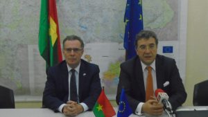 Le représentant spécial de l’UE pour le Sahel, Angel Losada (à droite), en compagnie du chef de la délégation de l’UE au Burkina, Jean Lami